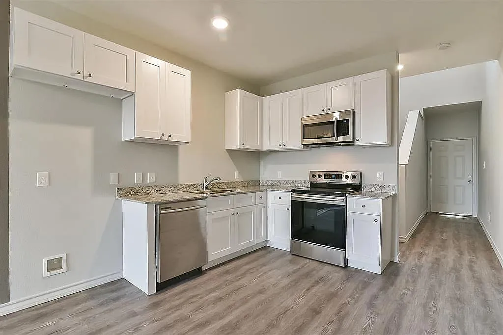 8006 Julie Ave — Photo 4