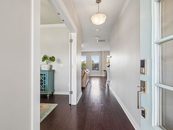 5th image of 817 Yakima Way