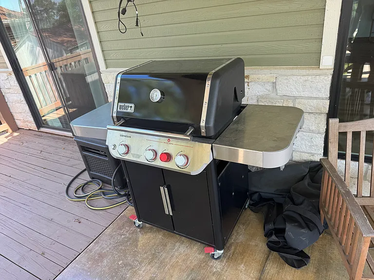 Covered porch with grill.