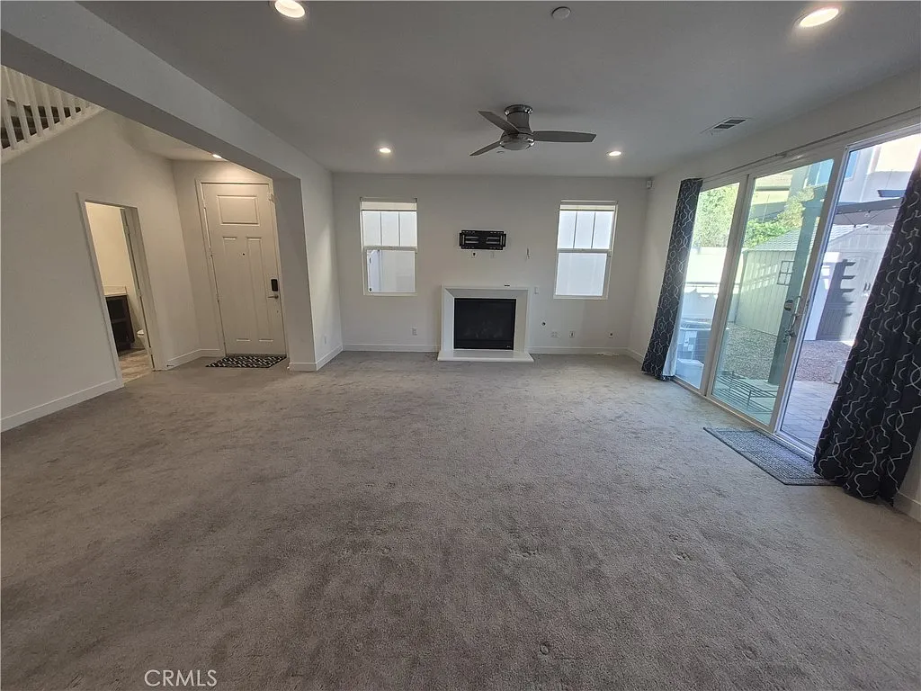 4 bed, 3.5 bath, 2427 sqft, $3,500 — Photo 3