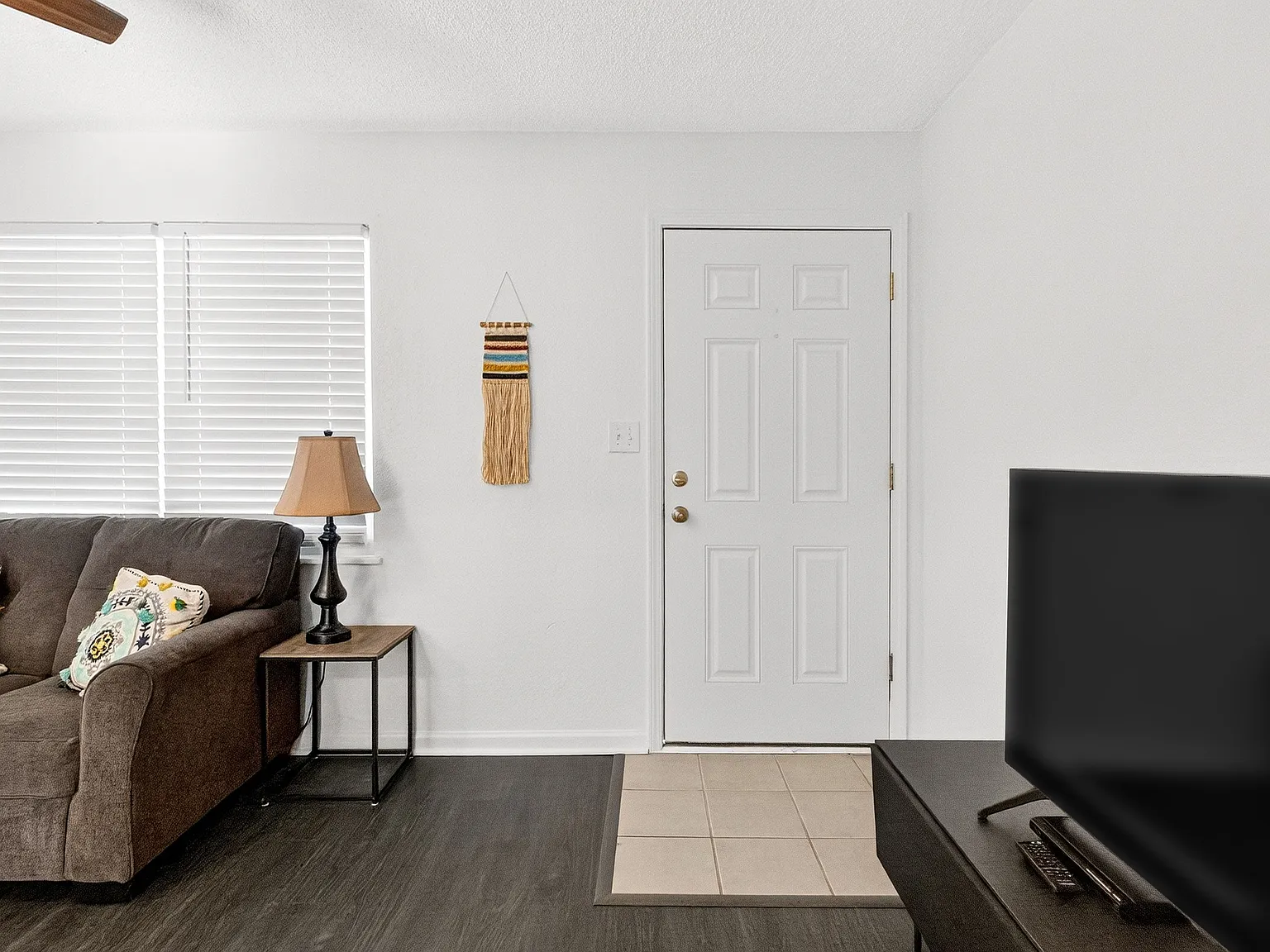 3 bed, 853 sqft, $1,599 — Photo 4