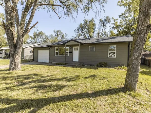 1407 Oak St, Salina, KS 67401