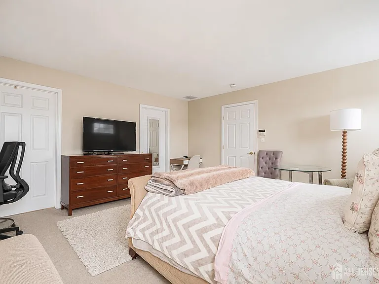 812 Columbus Ave — Photo 17
