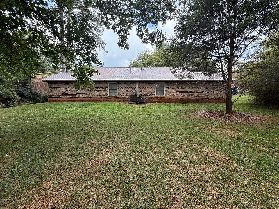 385/387 Jockey Club Dr