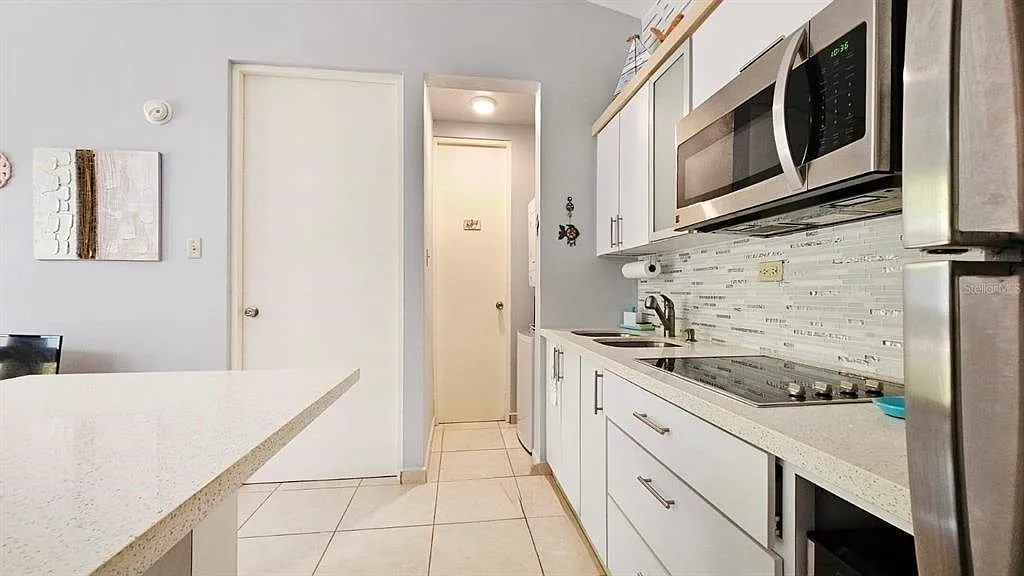2 bed, 1.0 bath, 738 sqft, $1,400 — Photo 2