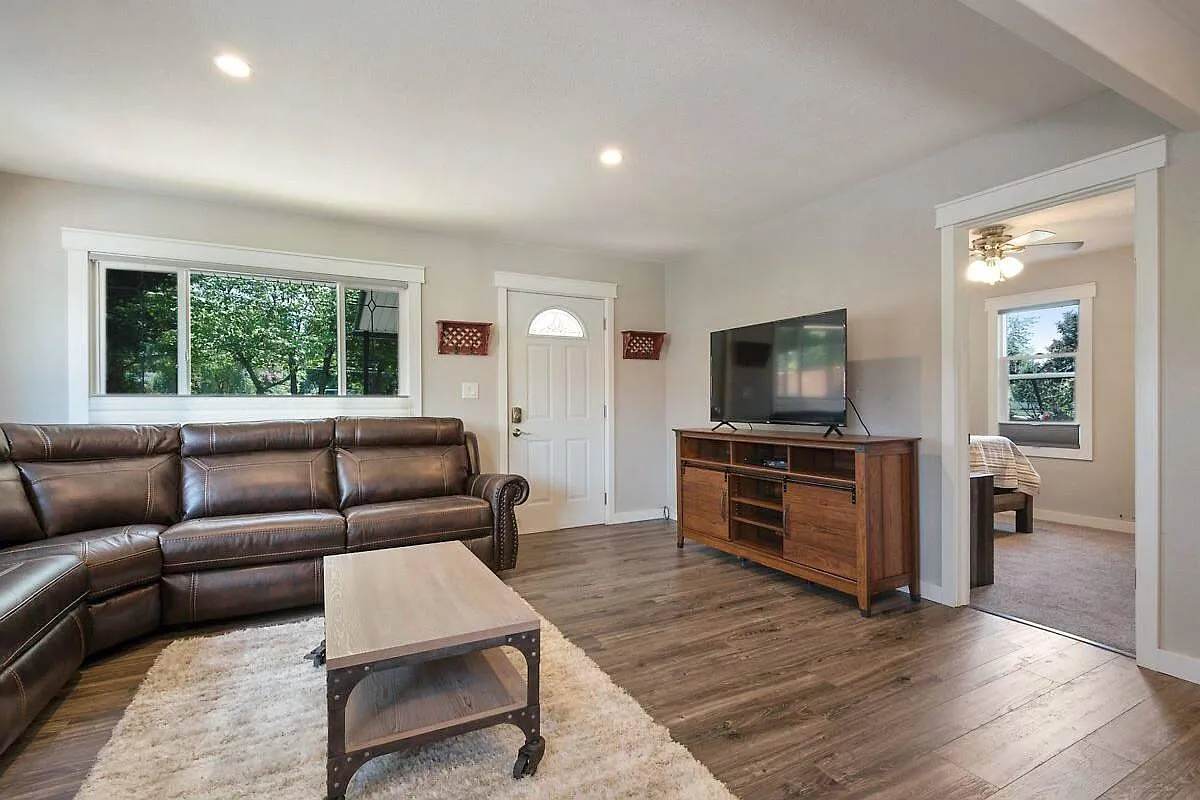 2 bed, 1100 sqft, $2,000 — Photo 2