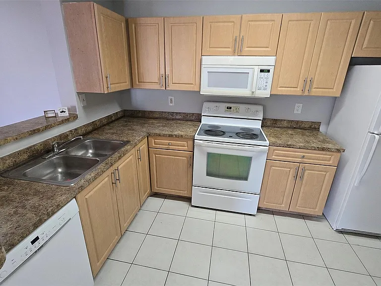 11205 W Atlantic Blvd #305 — Photo 2