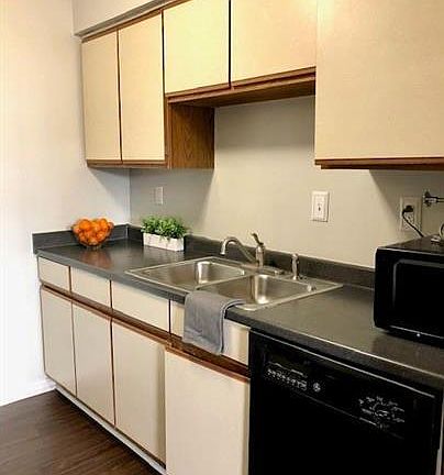 5th image of 1004 Saint Andrews Way #1-1-D