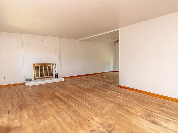 3rd image of 135 Spring Grove Rd