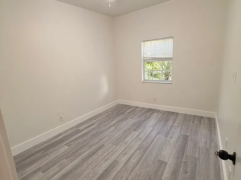 22800 Old Dixie Hwy — Photo 14