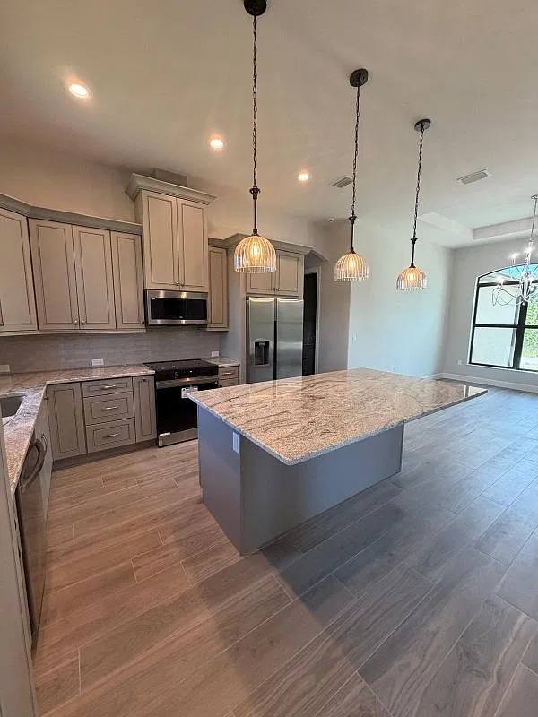 3 bed, 2.0 bath, 1651 sqft, $3,150 — Photo 2