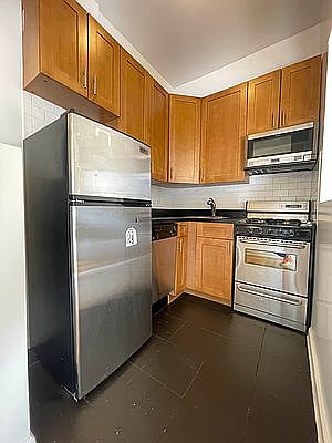 3rd image of 207 E 89th St APT C5