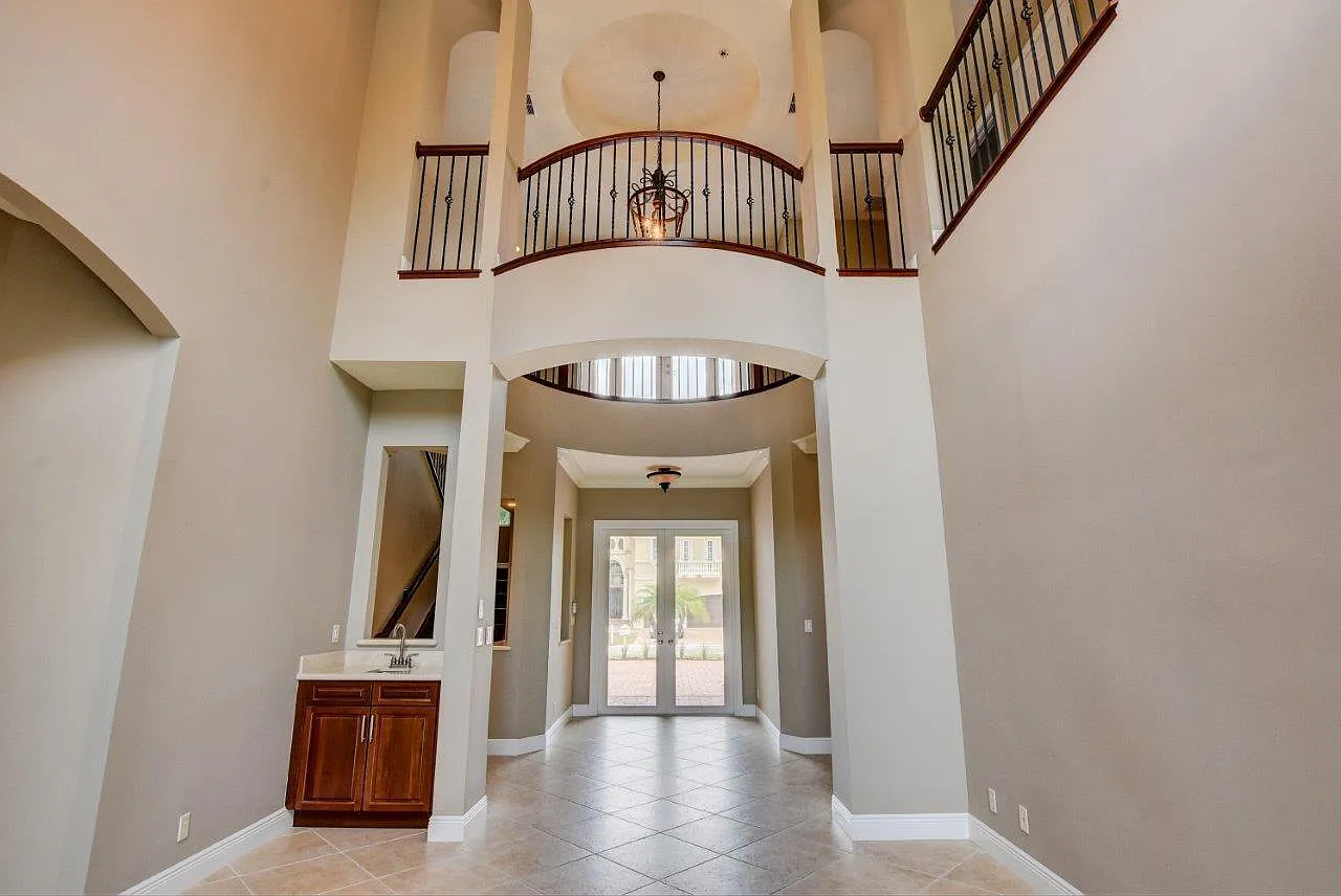 6 bed, 5.5 bath, 5506 sqft, $8,700 — Photo 4