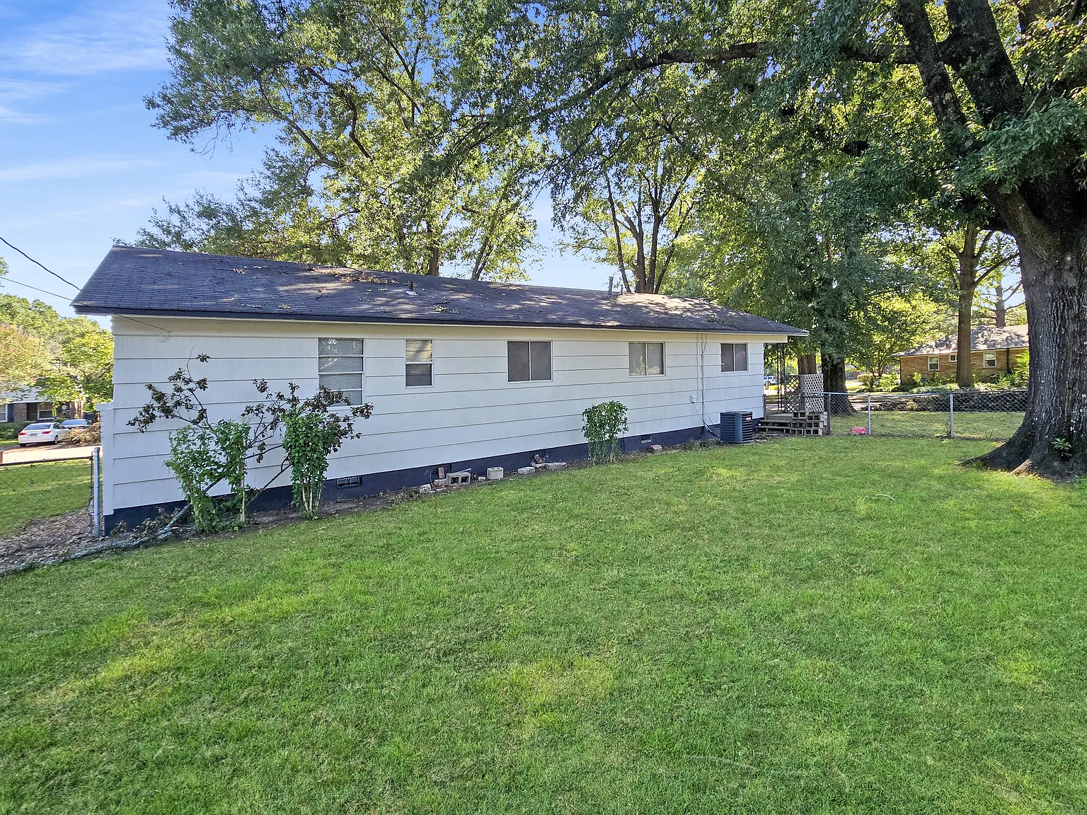 3 bed, 1.5 bath, 1001 sqft, $1,600 — Photo 3
