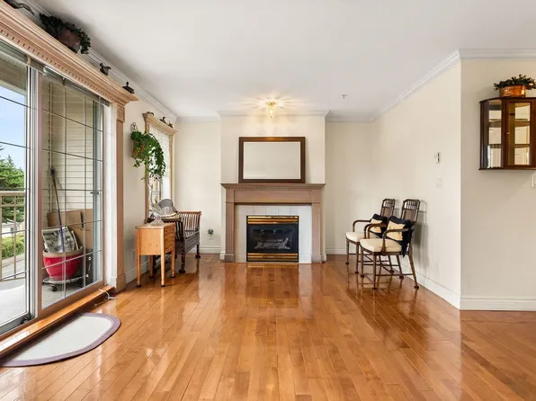 15258 105th Ave #302, Surrey, BC V3R 0W8