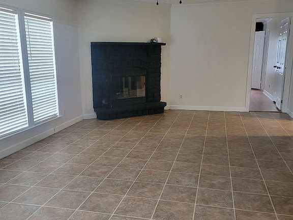 4th image of 300 SW Lottie Ct