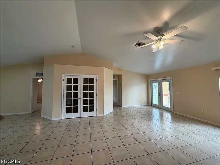 696 Homestead Rd S — Photo 8