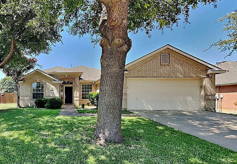 15748 Appaloosa Dr — Photo 1