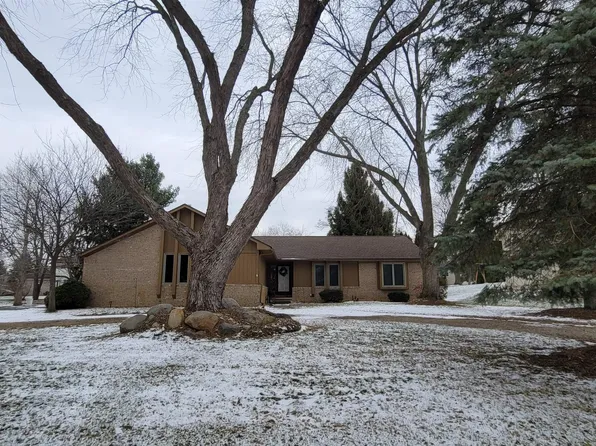 235 Rosario Ln, White Lake, MI 48386