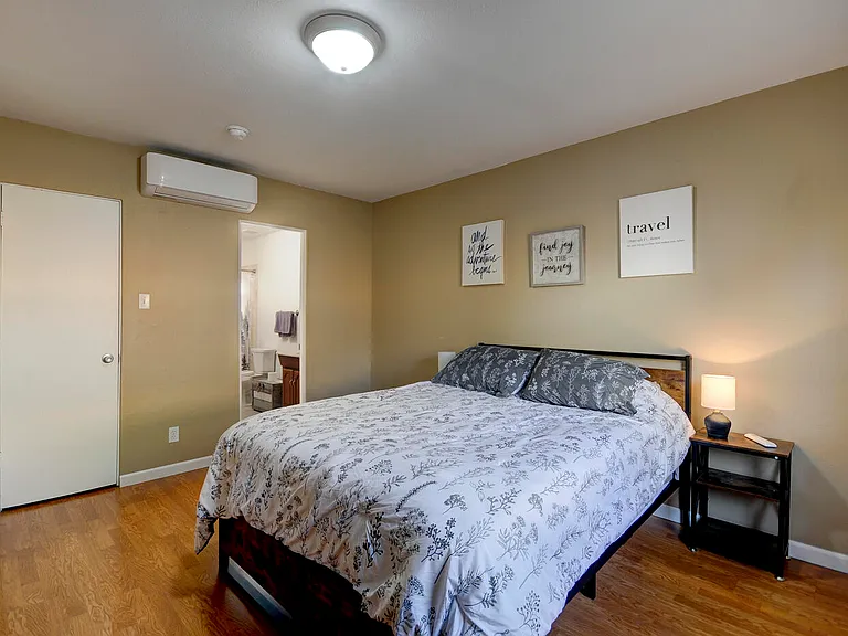 1616 Coal Ave SE #C — Photo 9