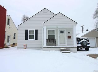 2223 Ridgemont Rd, Grosse Pointe Woods, MI 48236