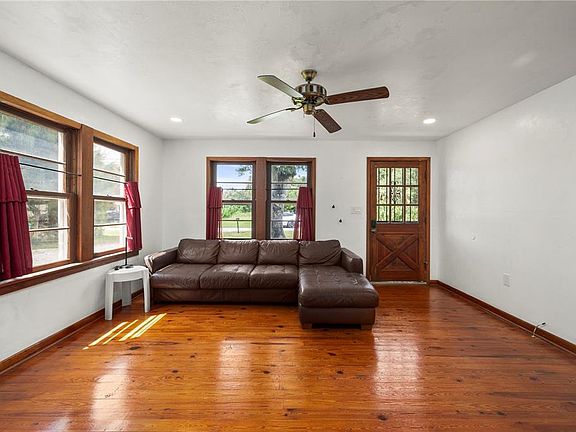 9th image of 809 BURLAND STREET