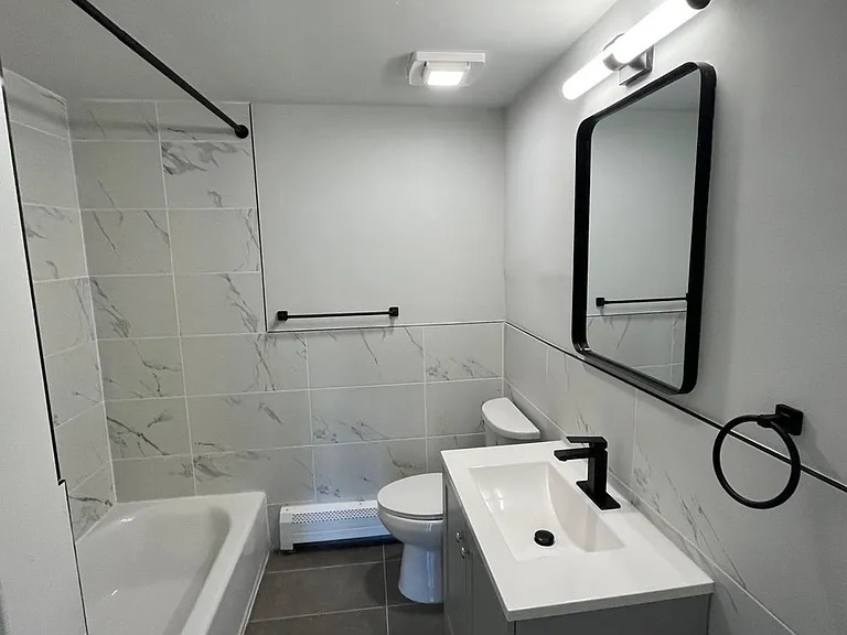 Country Club Apartments — Photo 7