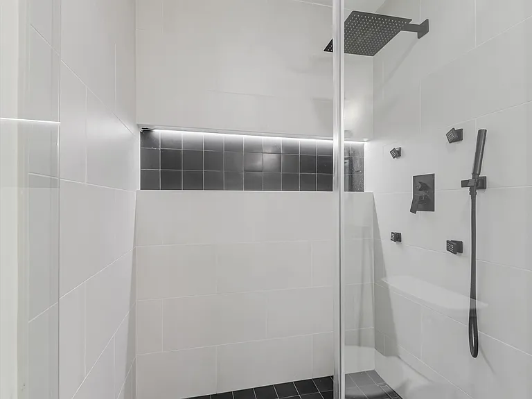 Primary shower with body spray