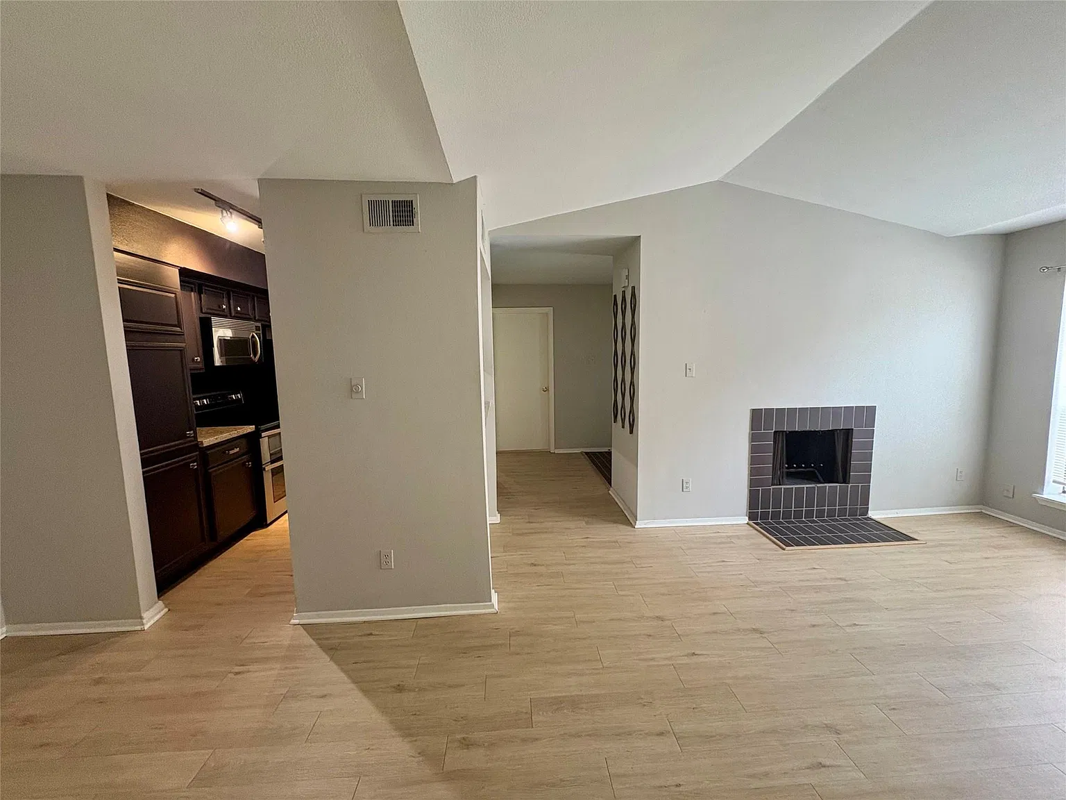 1 bed, 1.0 bath, 824 sqft, $1,300 — Photo 3