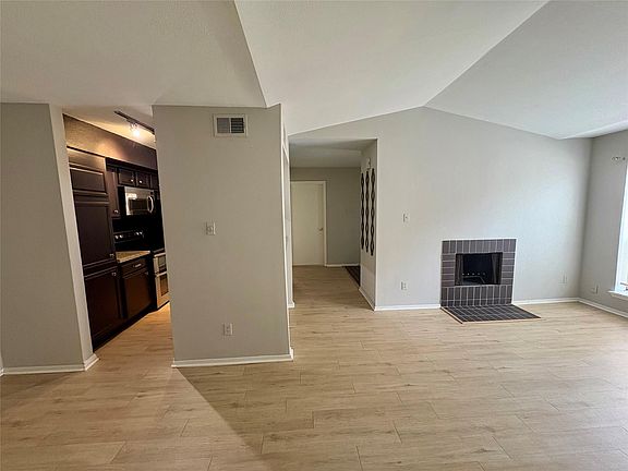 3rd image of 2025 Augusta Dr APT 214