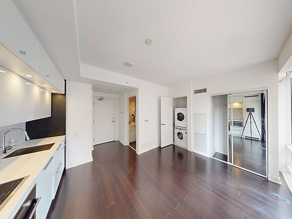 2nd image of 15 Grenville St #1204