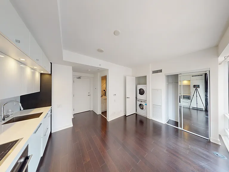 15 Grenville St #1204 — Photo 2