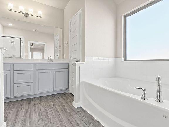 Emmy II Primary Bath