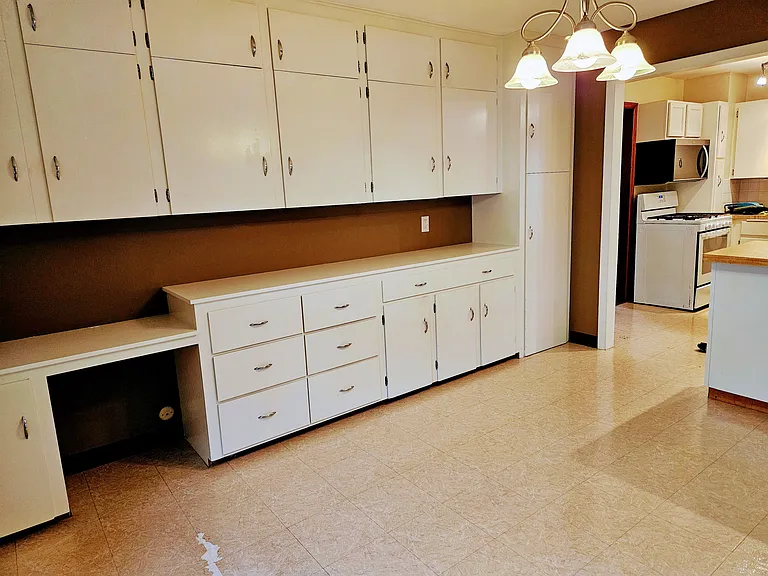 136 Charles Ave — Photo 2