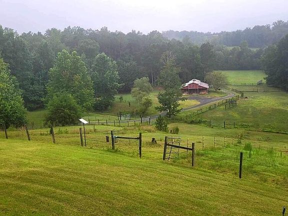 3rd image of 557 Waterford Ln