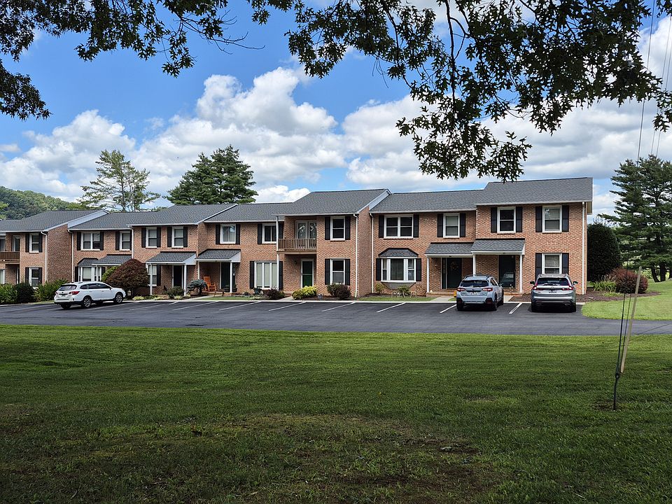 front of complex in neighborhood
