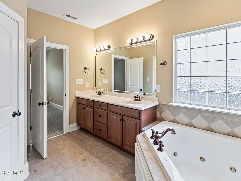 1624 Brook Hollow Dr #B — Photo 17