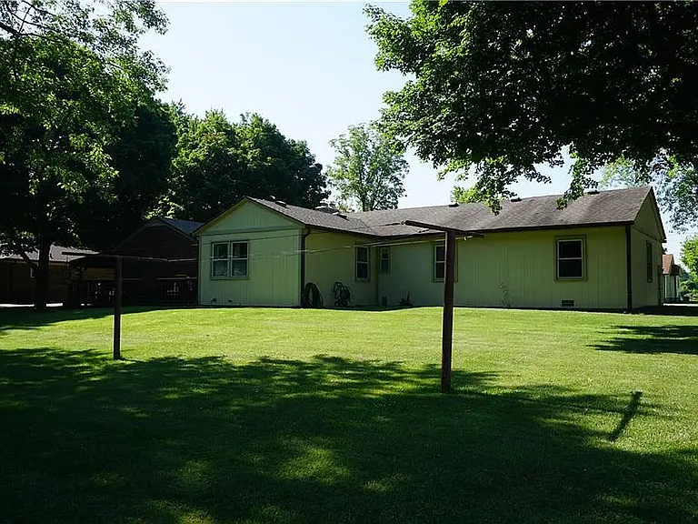 412 McLaughlin Ave — Photo 4