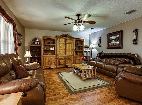3rd image of 1681 Wildrose Dr