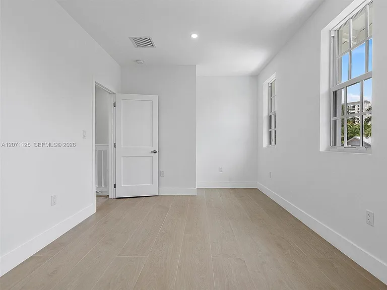 112 Florida Ave — Photo 28