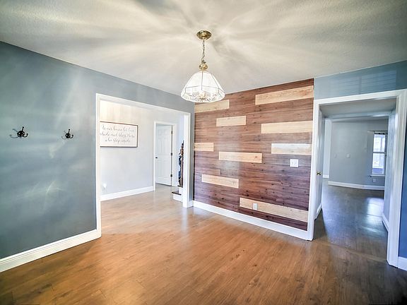 4th image of 399 Windwood Pl