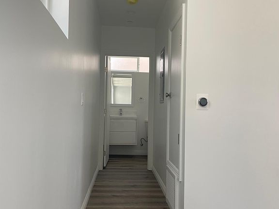 5th image of 14241 Gilmore St #1