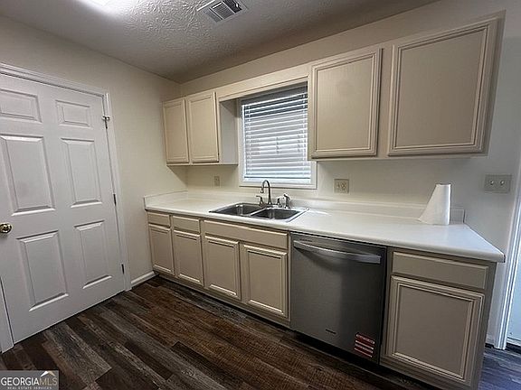 2nd image of 106 Ridgefield Cir
