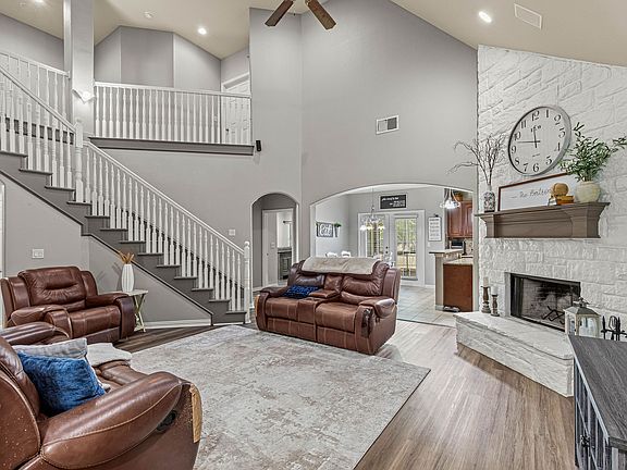 5th image of 370 Greathouse Vlg