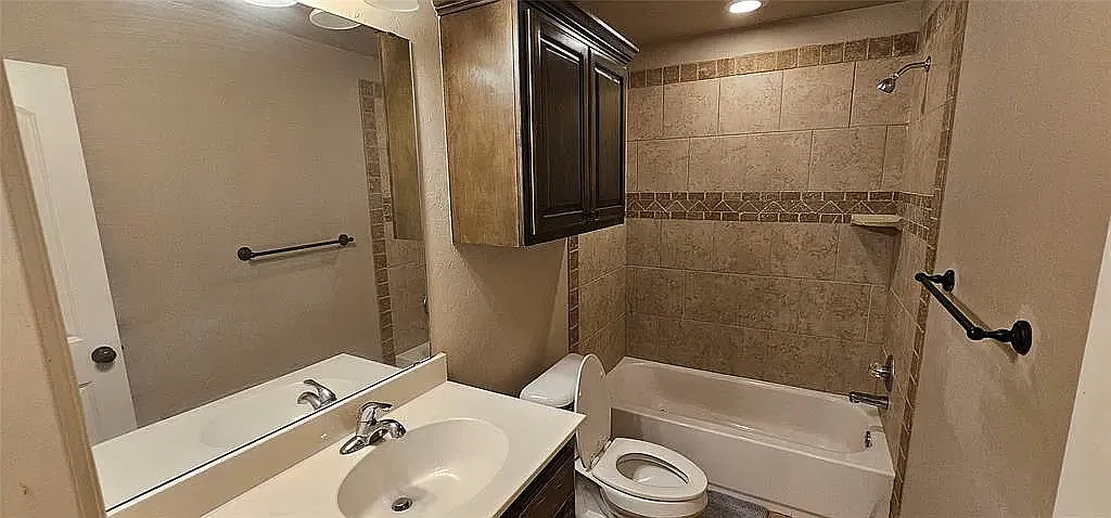 3 bed, 1600 sqft, $1,700 — Photo 4
