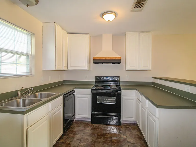 140 Meadows Ln — Photo 9