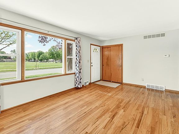 4th image of 2031 17 1/2 St NW