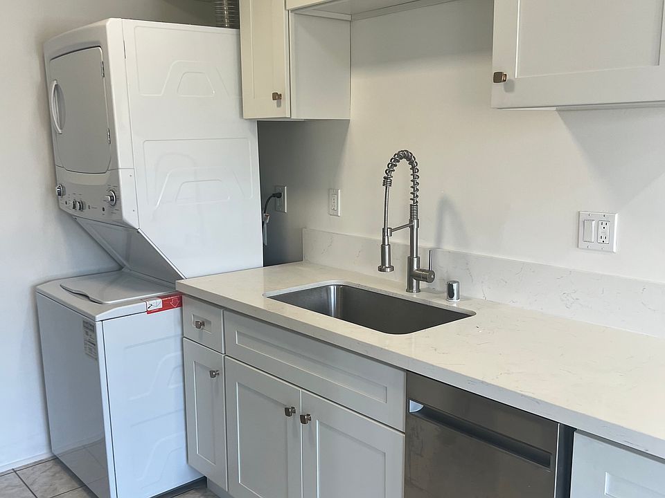 Kitchen with dishwasher and washer/dryer