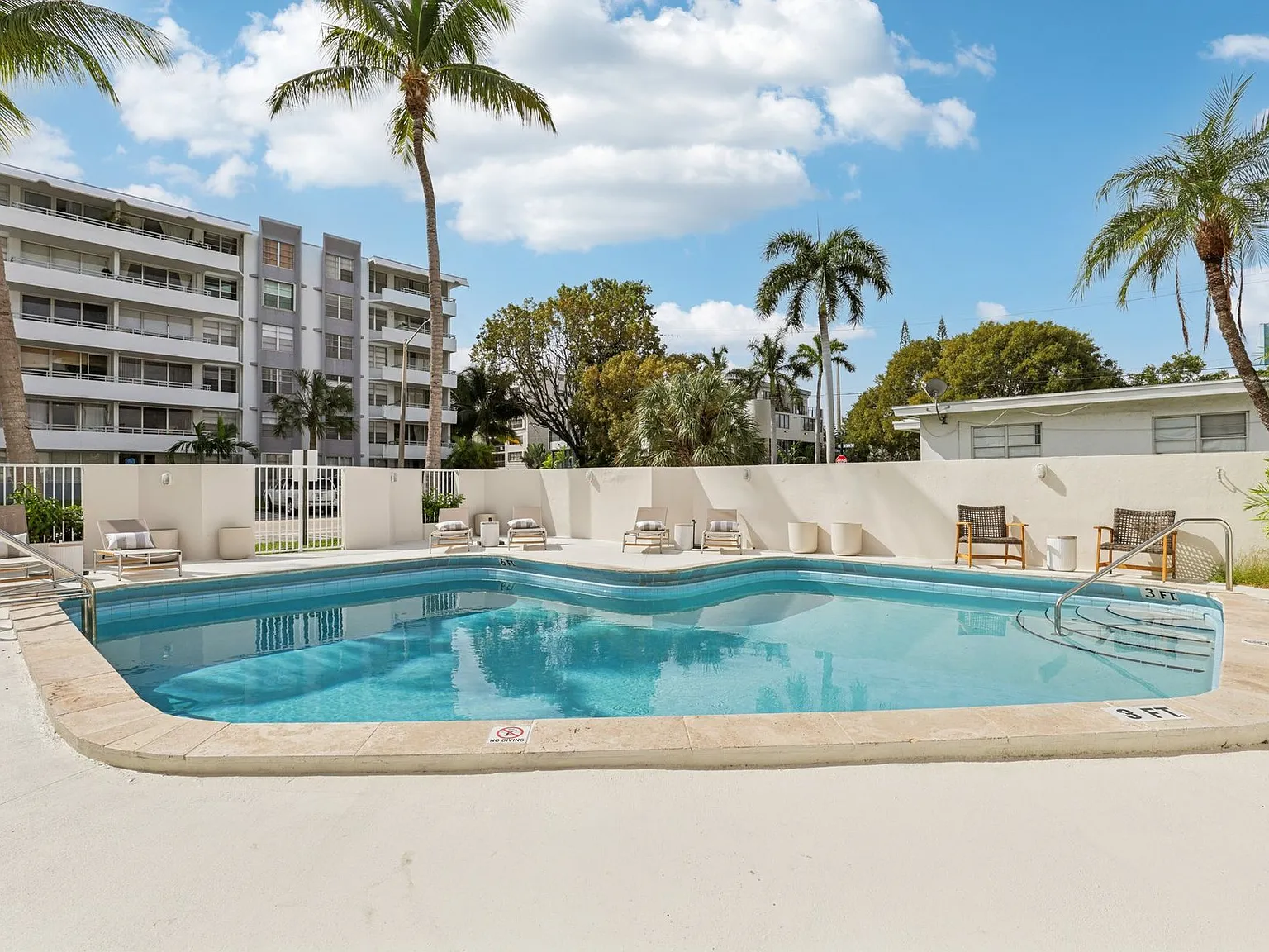 The Oaks Apartments — Photo 2