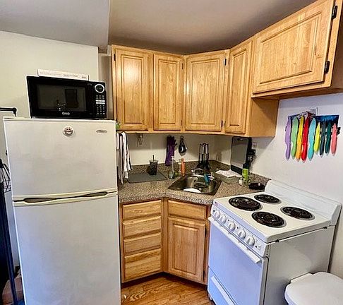 3rd image of 310 E 6th St APT 23